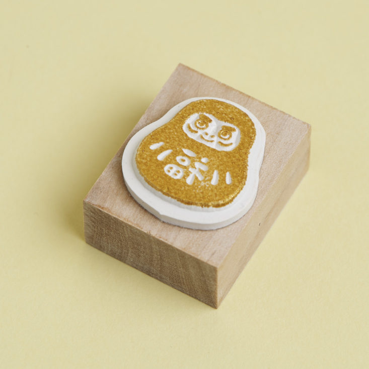 bottom of kodomo no kao daruma stamp with gold ink