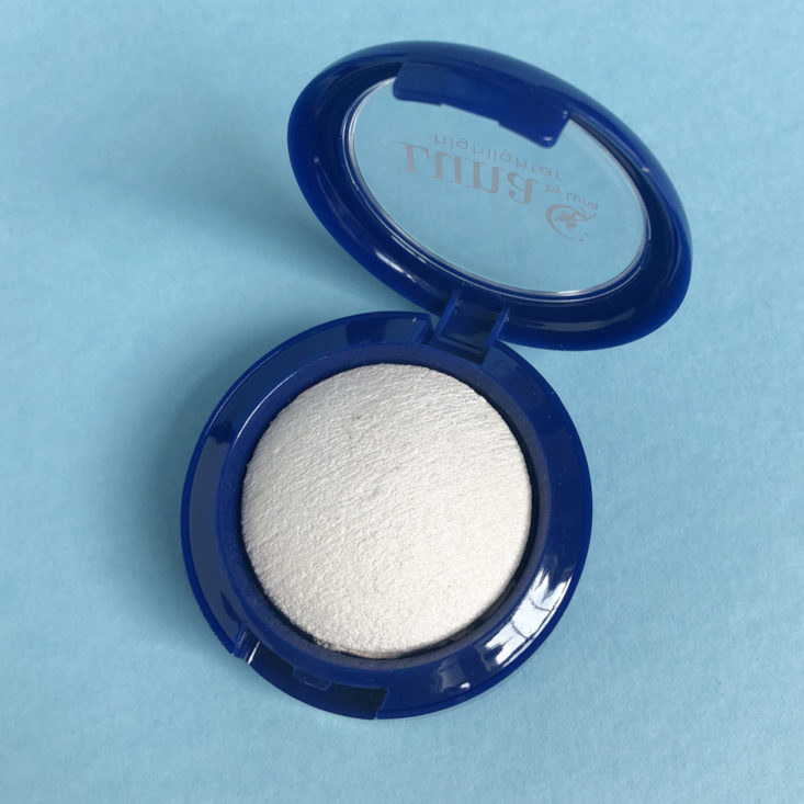Luna Highlighter in Crescent compact open