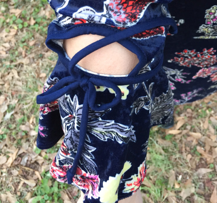 GILLI - Velvet Shift Dress With Tie Sleeve Detail closeup of sleeve