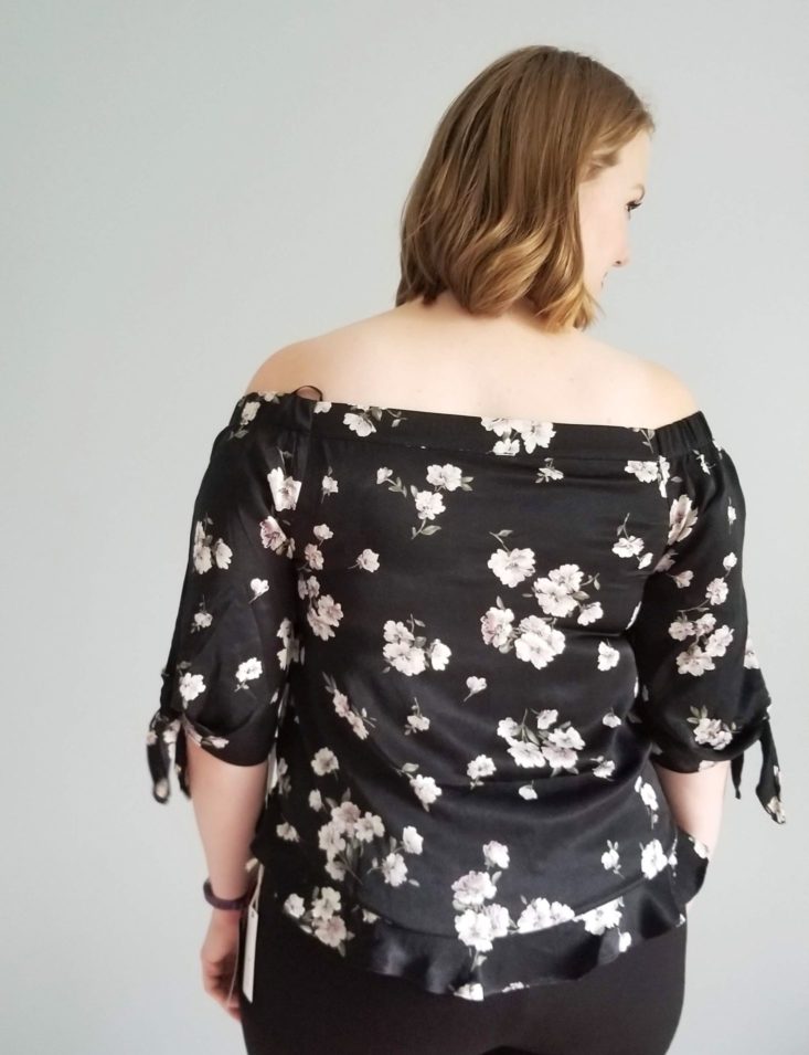 Daily Look October 2018 black floral top close back