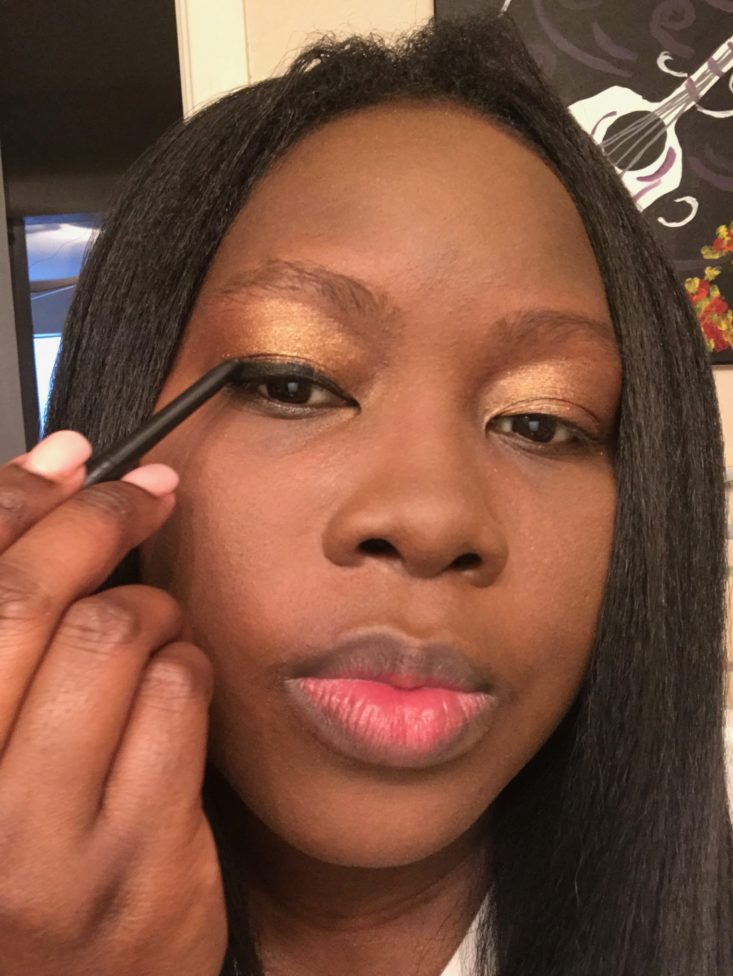 Boxycharm makeup tutorial February 2019 - Holding Black Eyeliner