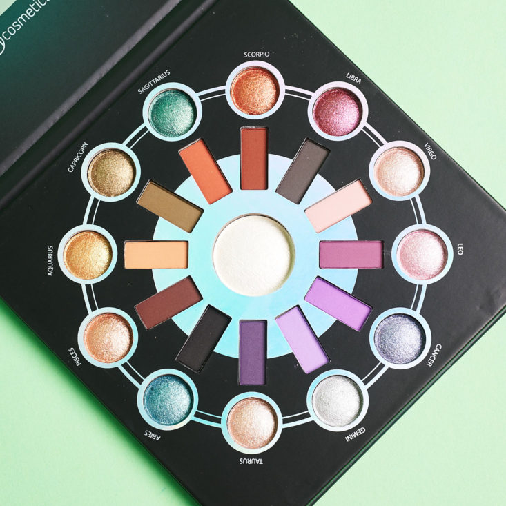 Cosmobox April 2019 review eyeshadow palette open