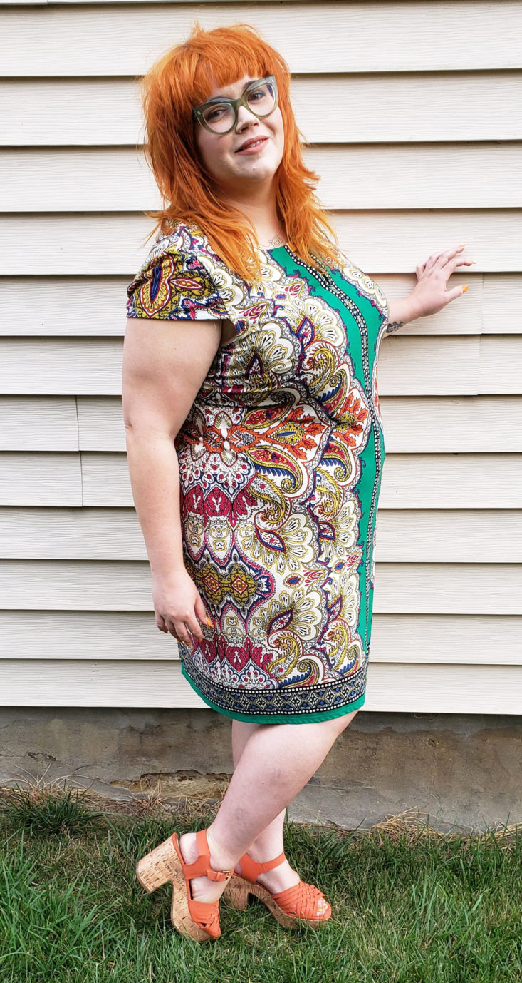 Gwynnie Bee Box August 2019 - Model Wearing Mirrored Paisley Cap Sleeve Shift Dress Side Look Front