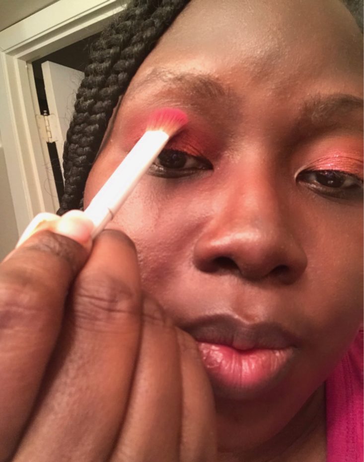 Boxycharm Tutorial November 2019 - Applying pink shade into my crease with white brush